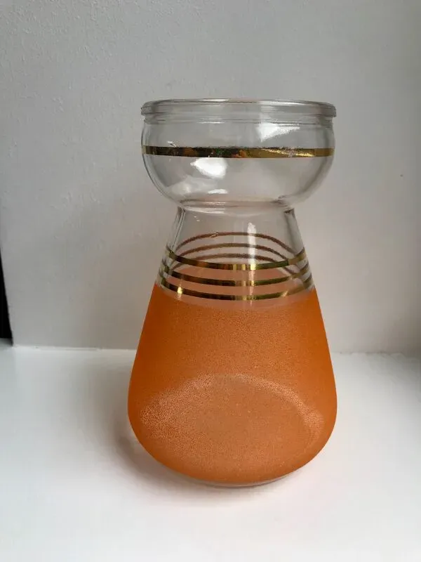 Illustration numéro 2 du produit Vase en verre granité orange années 60