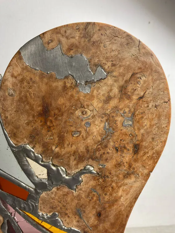 Illustration numéro 2 du produit Lampe en bois sculpté et vitrail