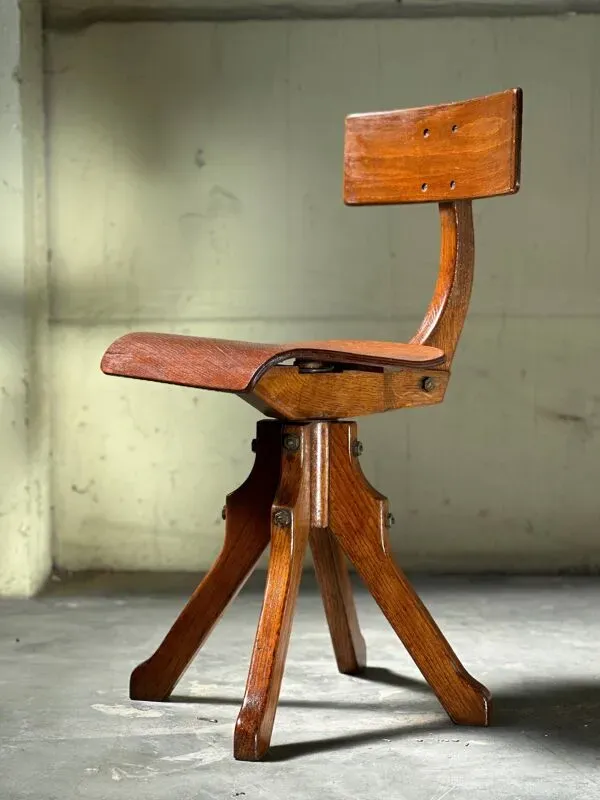 Illustration numéro 2 du produit Chaise industrielle en bois des années 1920