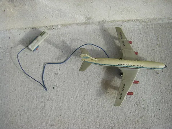 Illustration numéro 2 du produit Avion ancien en tole ''pan america