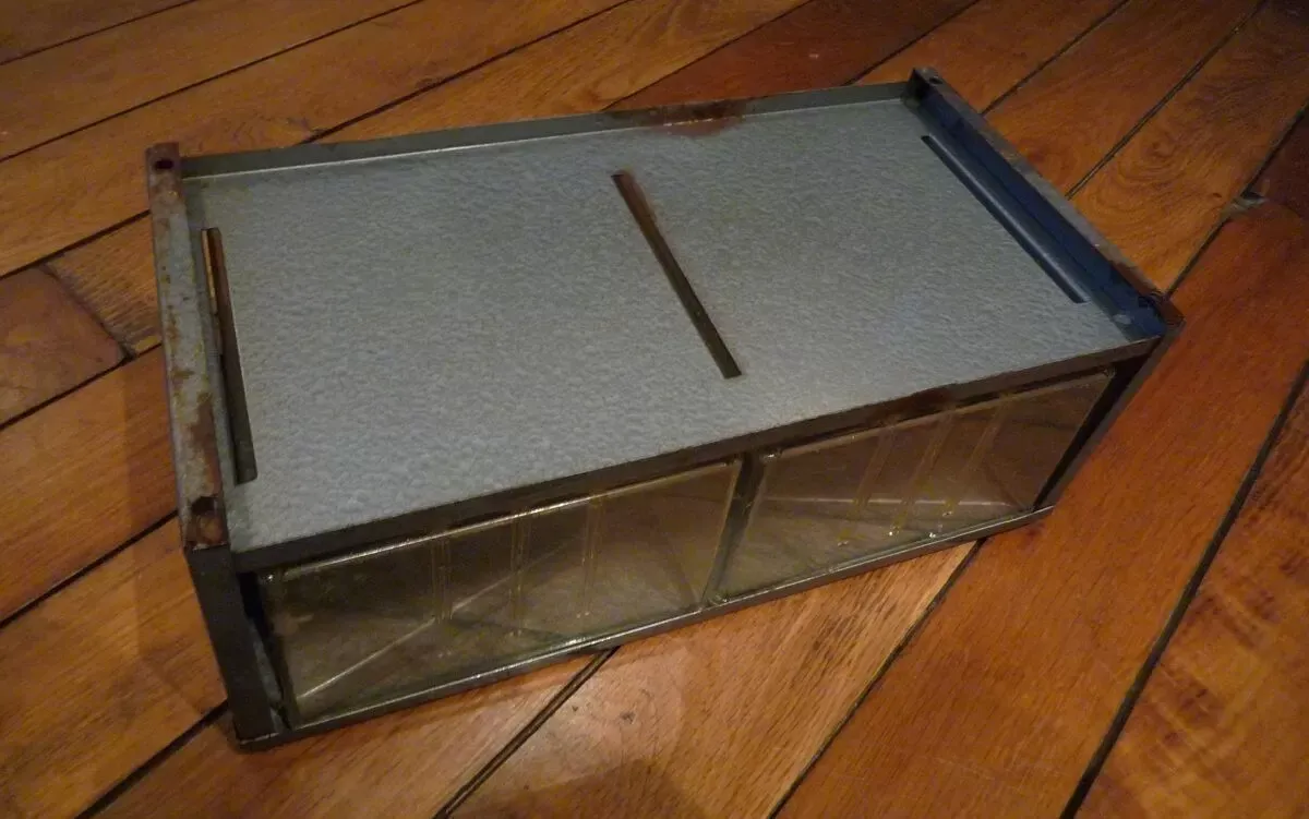 Illustration numéro 2 du produit Caisson métallique à tiroir vintage 70s