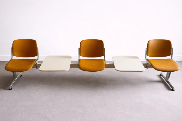 Illustration numéro 2 du produit Banquette d’attente vintage 3 places avec tablettes intégrées-Année 70