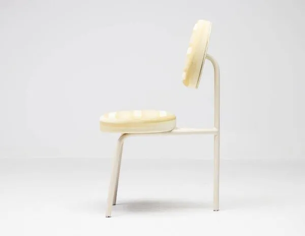 Illustration numéro 2 du produit Quatre chaises ''Champagne'' de Piet Hein Eek - Un design néerlandais avec âme et histoire.