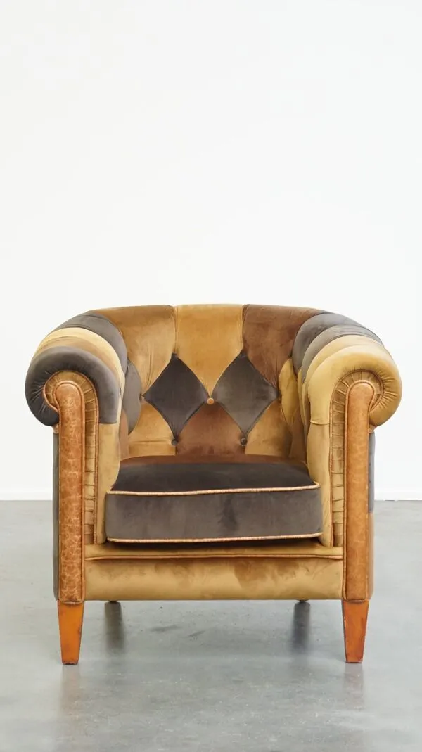 Illustration numéro 2 du produit Fauteuil club Chesterfield en patchwork de tissus uniques dans le style anglais.