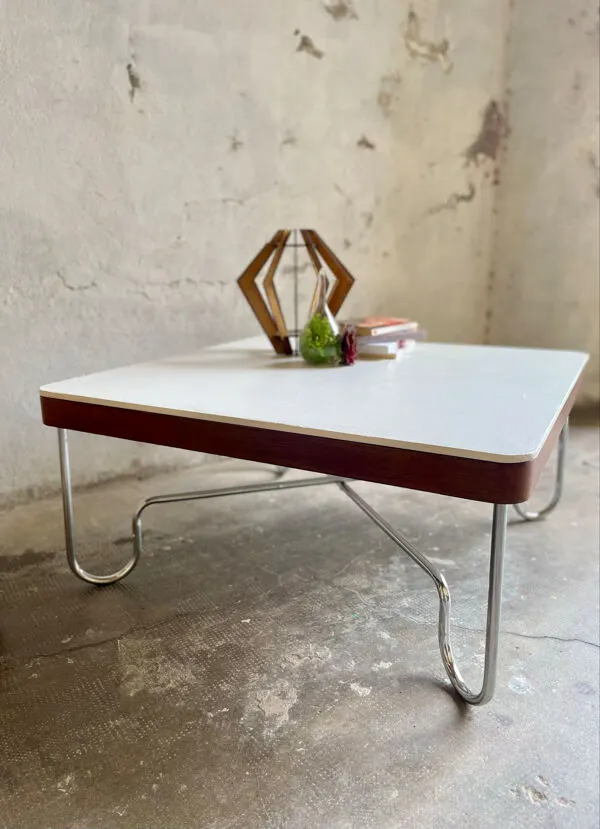 Illustration numéro 2 du produit Table basse vintage style Bauhaus – béton minéral blanc & chrome – ann