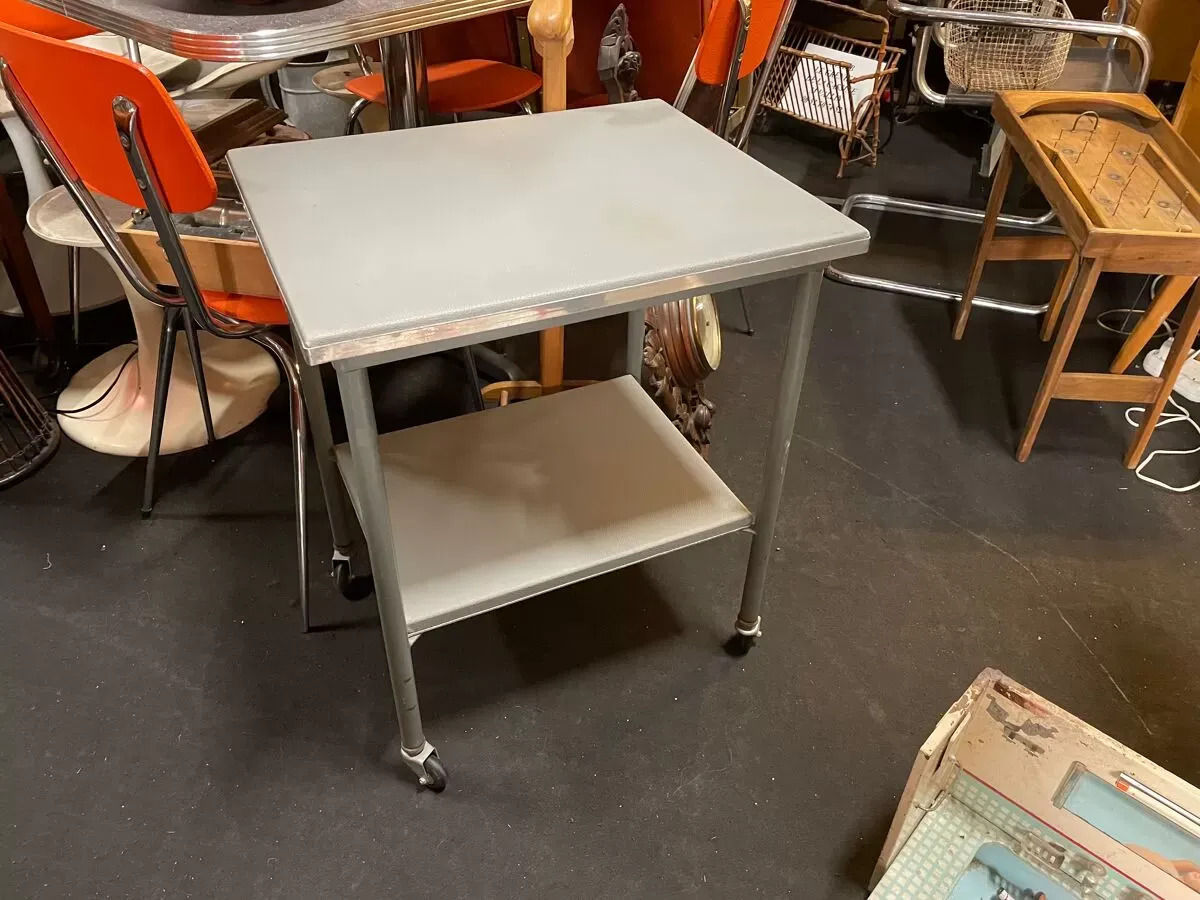 Illustration numéro 2 du produit Tablette à roulette industrielle