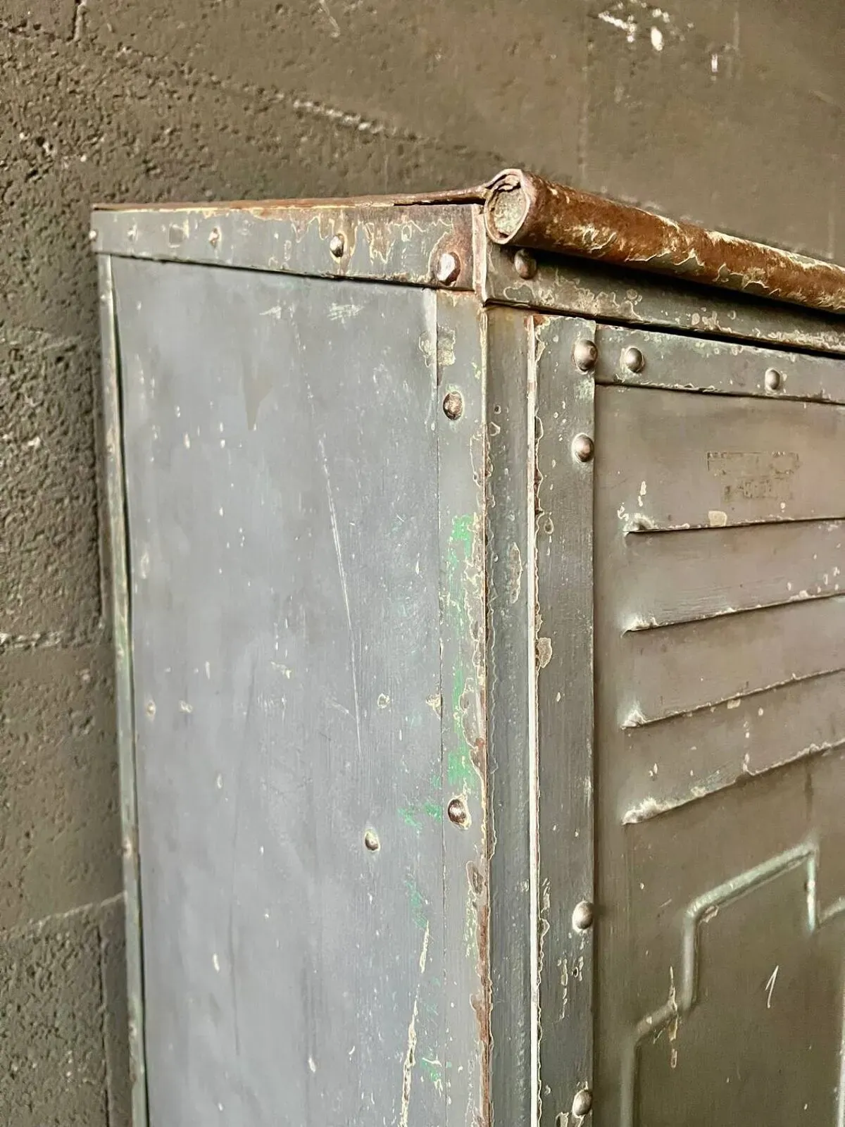 Illustration numéro 2 du produit Vestiaire industriel de la marque Gantois vers 1930