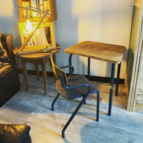 Illustration numéro 2 du produit Bureau d'écolier avec son fauteuil