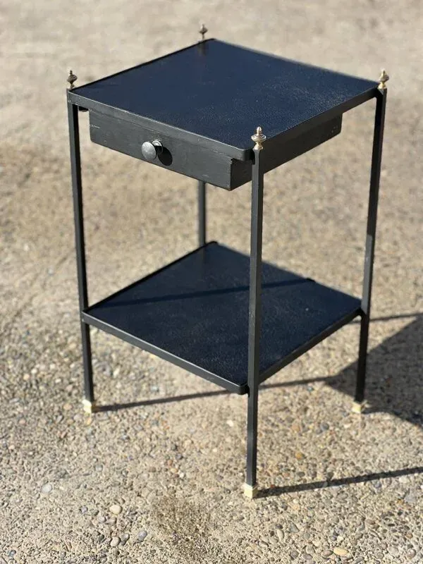 Illustration numéro 2 du produit Table d’appoint, chevet dans le style de Jacques Adnet, France 1950