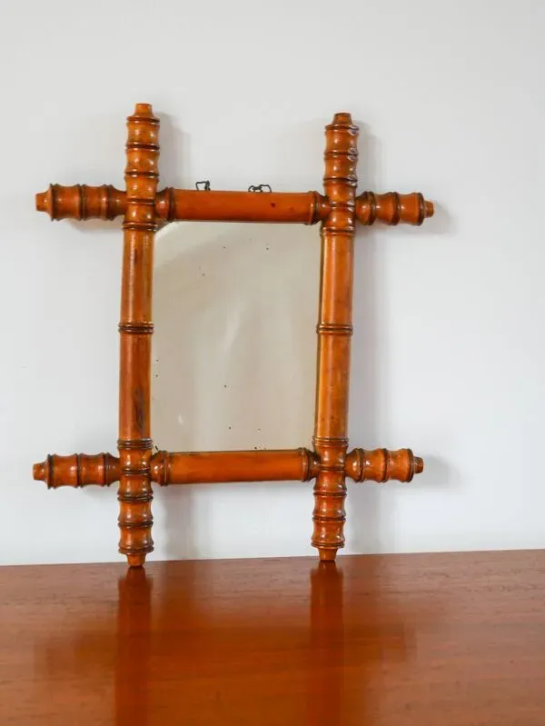 Illustration numéro 2 du produit Miroir de barbier en bois effet bambou 38 x 33 cm