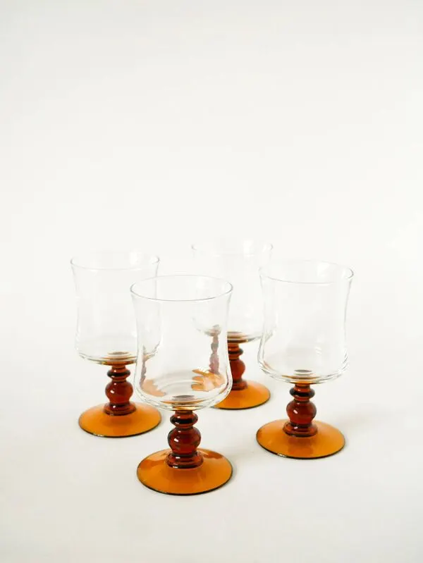 Illustration numéro 2 du produit Lot de 4 verres à vin, ambré, 1970