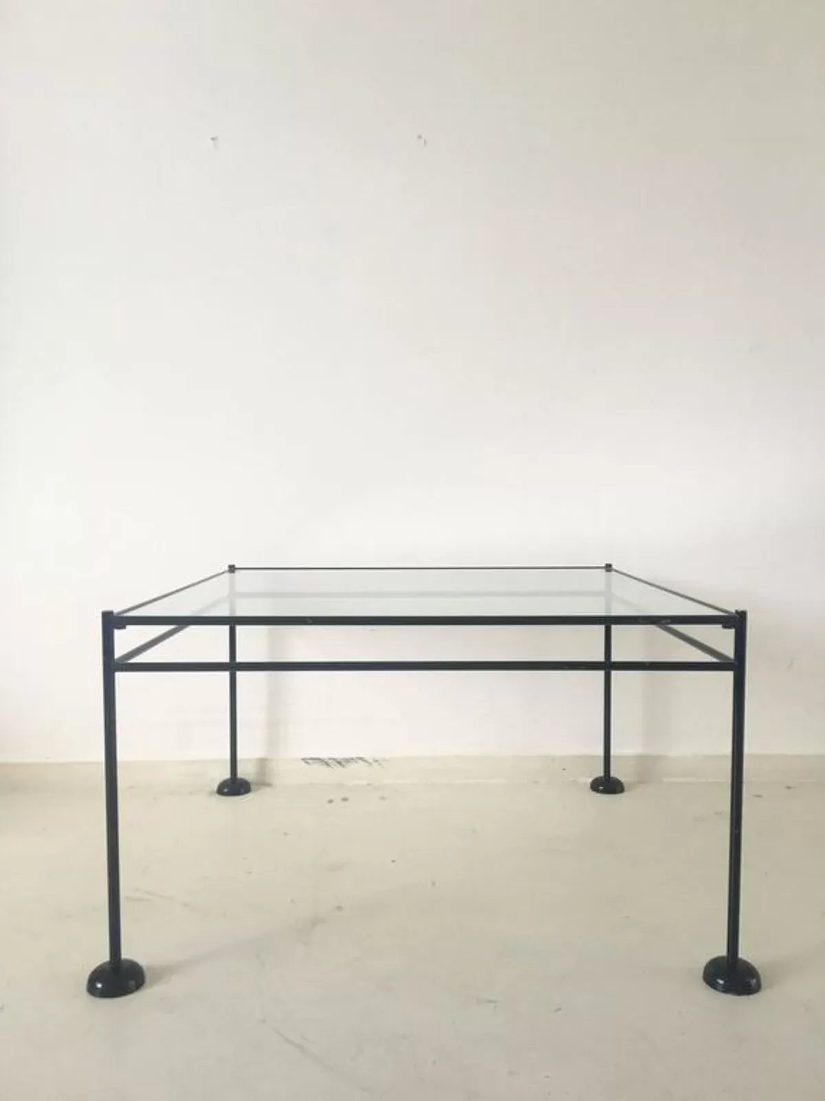 Illustration numéro 2 du produit Table low minimalist metal and glass to the 1960s