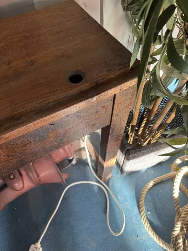 Illustration numéro 2 du produit Ancien bureau écolier en bois