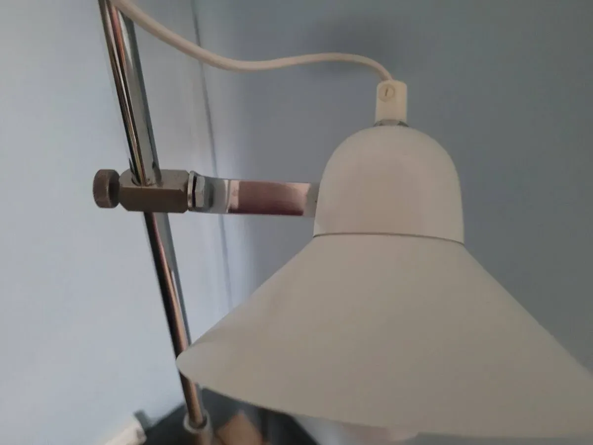 Illustration numéro 2 du produit Lampadaire seventies