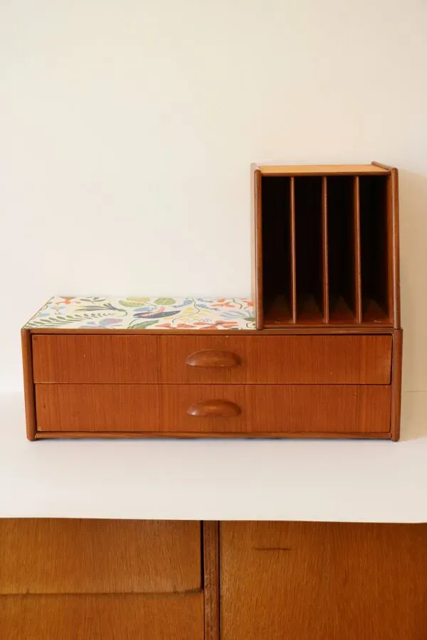 Illustration numéro 2 du produit Console, étagère à poser ou murale scandinave en teck et papier motif Josef Frank
