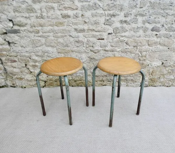 Illustration numéro 2 du produit Paire de tabourets d'école en bois et métal