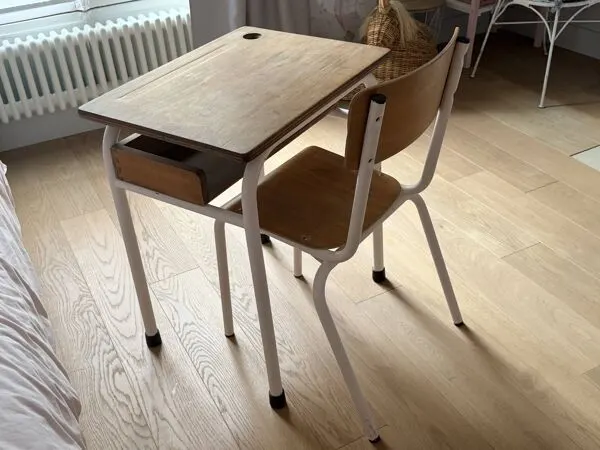 Illustration numéro 2 du produit Bureau d’écolier ancien avec chaise