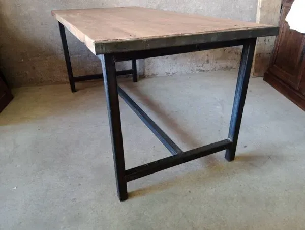 Illustration numéro 2 du produit Table d'atelier industrielle