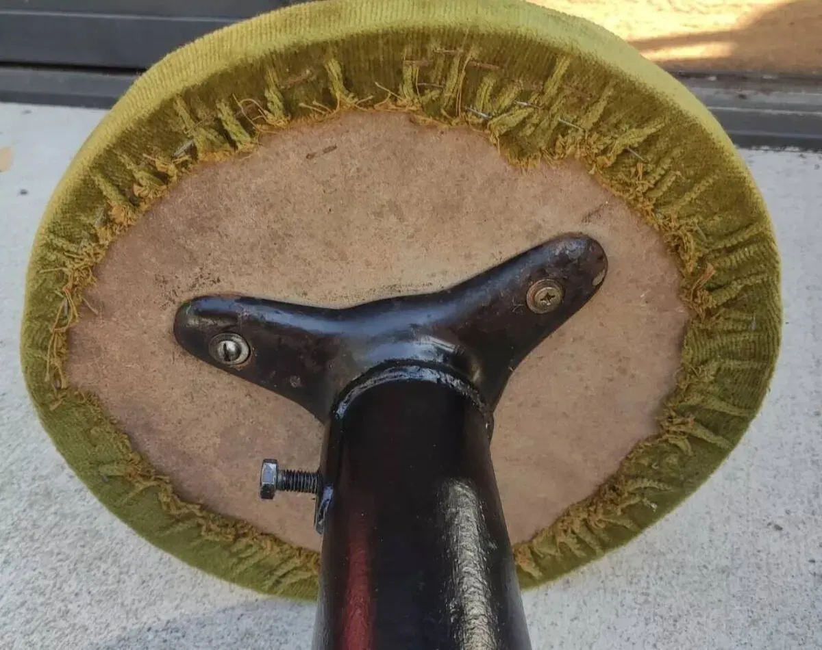 Illustration numéro 2 du produit Ancien tabouret d atelier Singer