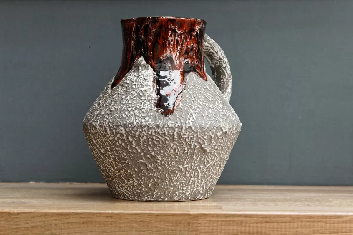 Illustration numéro 2 du produit Pichet fat lava signé