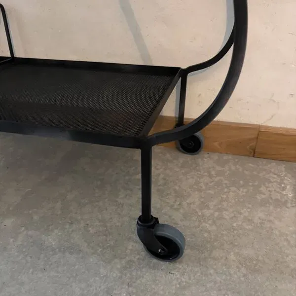 Illustration numéro 2 du produit Desserte noire en tôle perforée