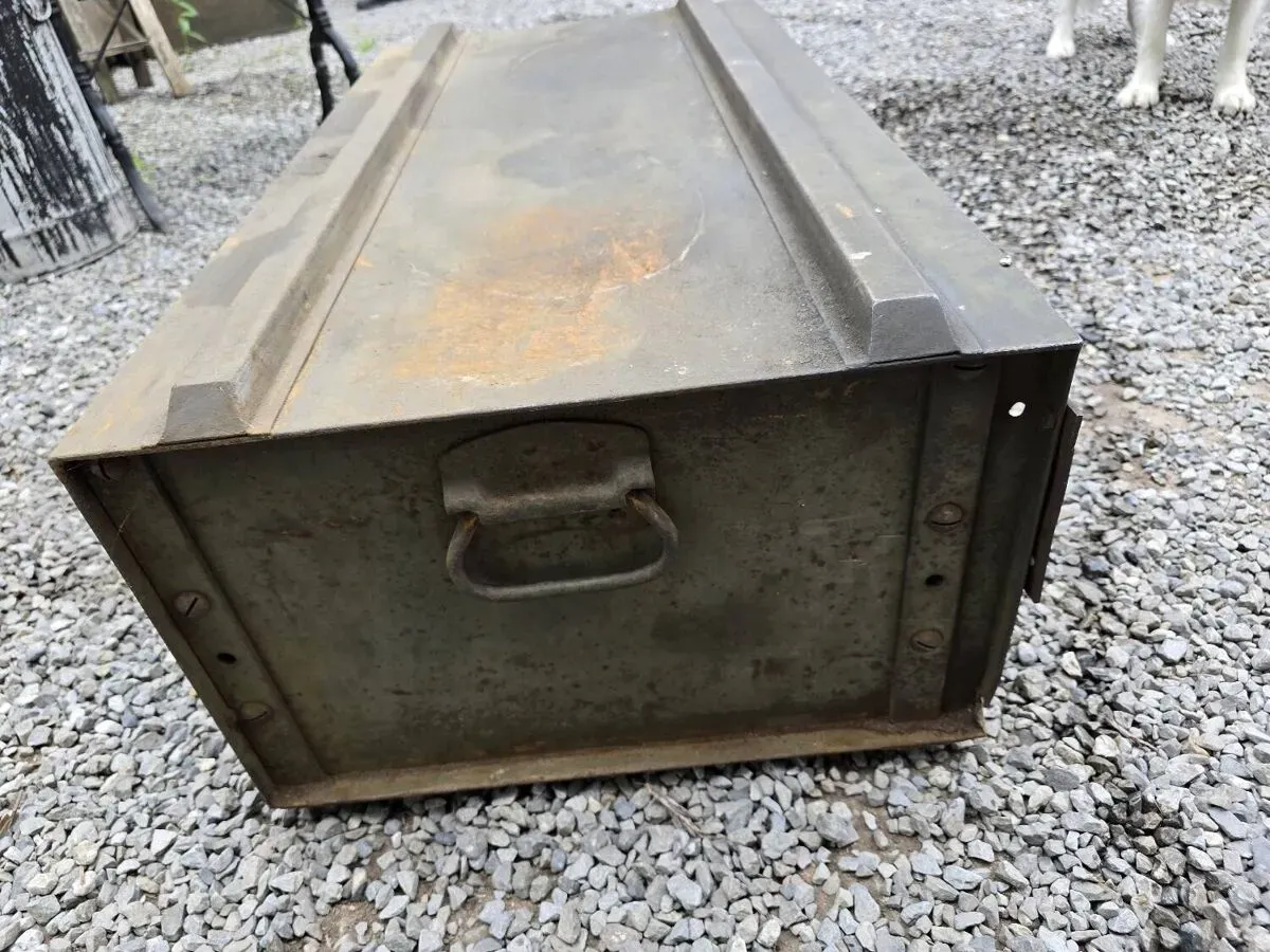 Illustration numéro 2 du produit Meuble de rangement industriel en fer avec des tiroirs