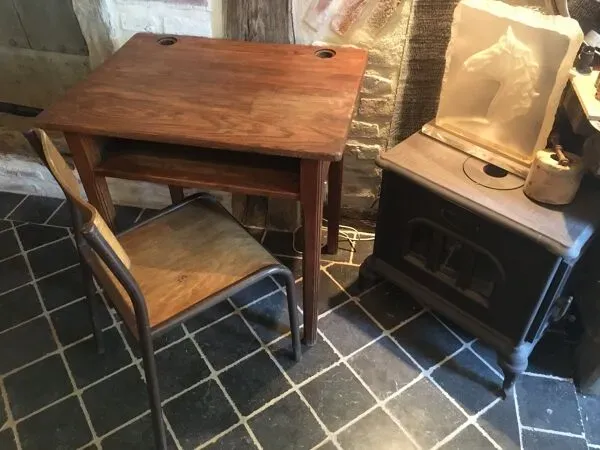 Illustration numéro 2 du produit Pupitre d'écolier et sa chaise