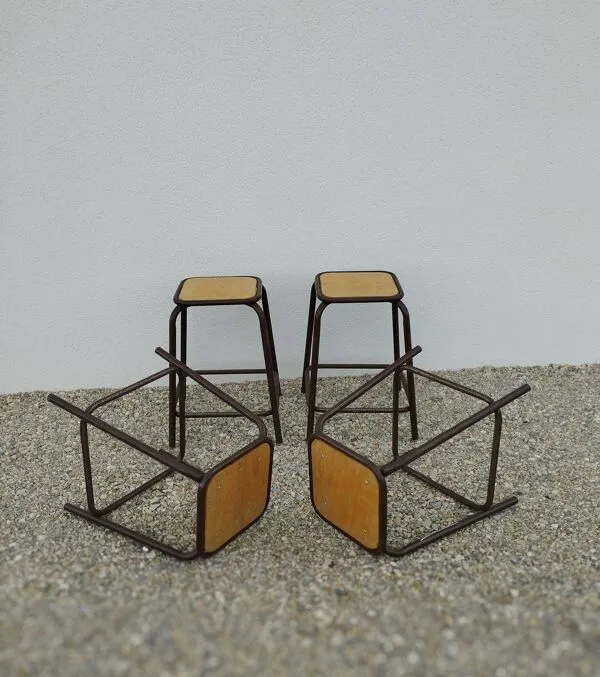 Illustration numéro 2 du produit 4 tabourets empilables vintage d'ateliers industriels Mullca