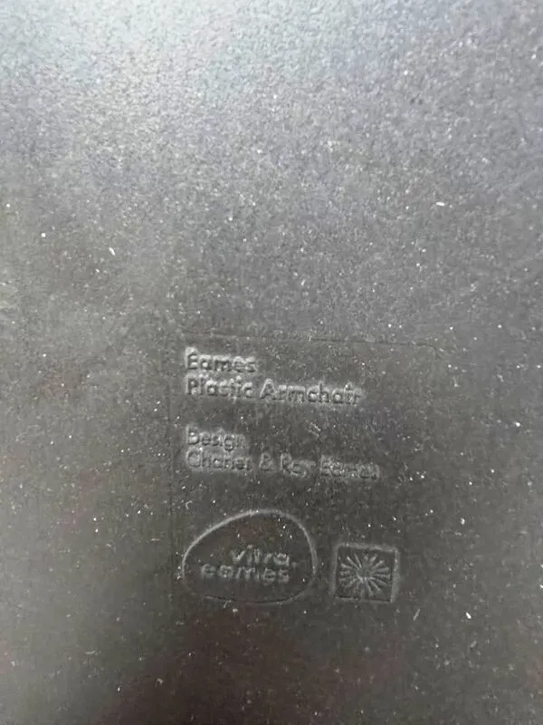 Illustration numéro 2 du produit Suite de 4 fauteuils RE DAW, Vitra