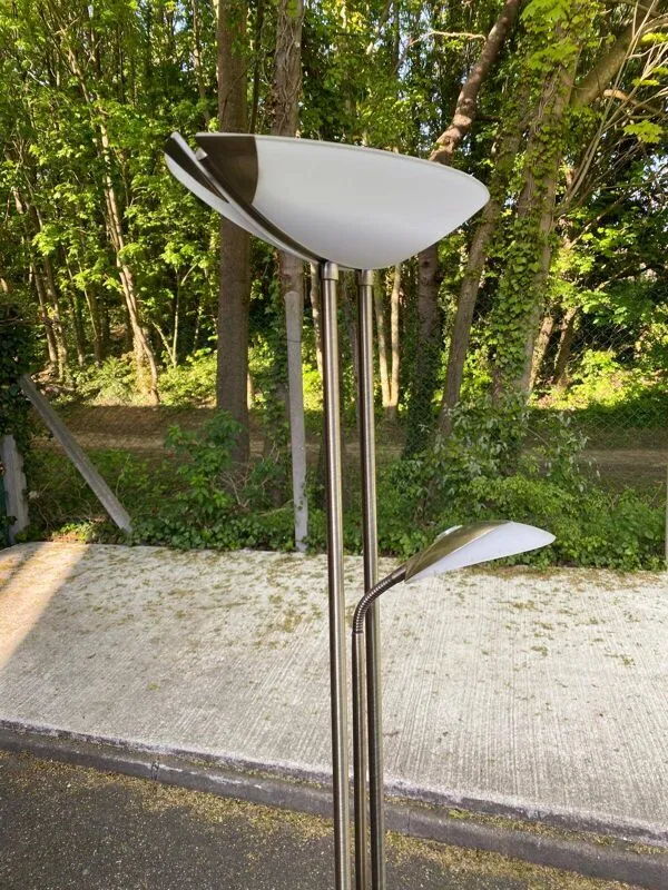 Illustration numéro 2 du produit Lampadaire Dunakeszi vintage double en acier chromé avec liseuse
