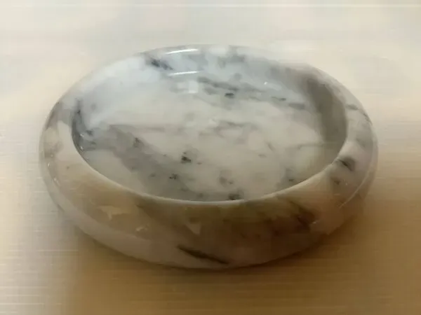 Illustration numéro 2 du produit Vide poche cendrier en marbre de carrare Italy