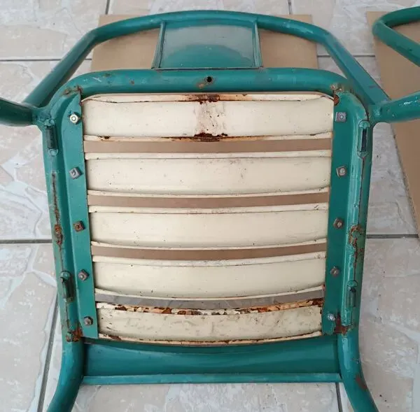 Illustration numéro 2 du produit Paire de chaises Tolix de bistrot