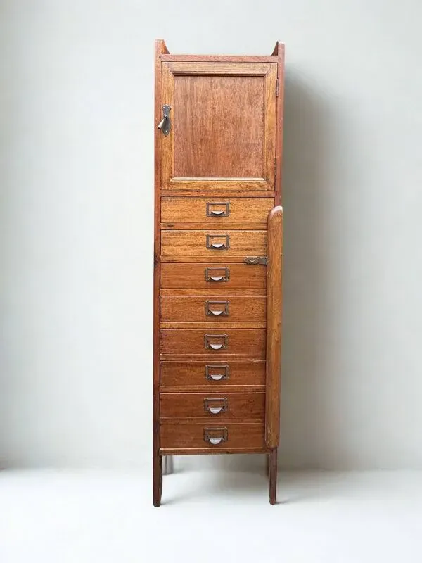 Illustration numéro 2 du produit Meuble de métier vintage en bois, 8 tiroirs