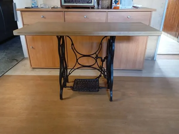 Illustration numéro 2 du produit Table console vintage — Piètement en fonte & plateau en bois clair