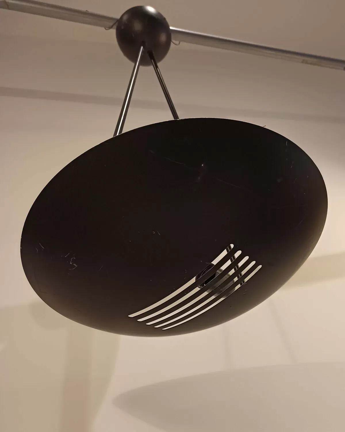 Illustration numéro 2 du produit Suspension lustre industriel vintage métal noir forme soucoupe