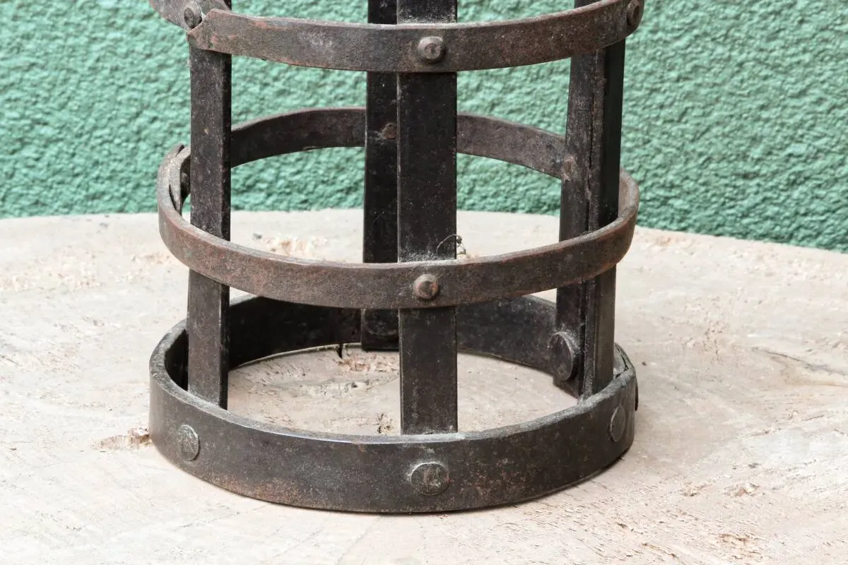 Illustration numéro 2 du produit Suspension cage en fer forgé riveté