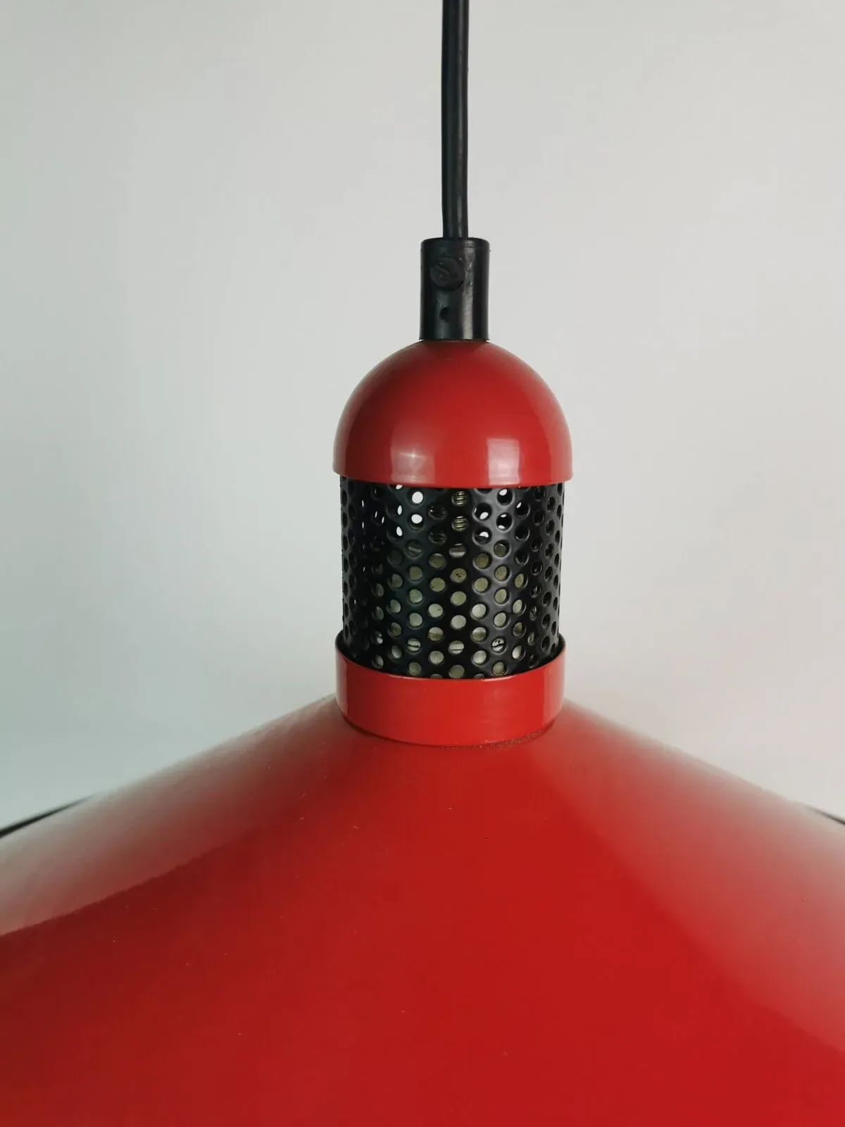 Illustration numéro 2 du produit Suspension en métal rouge, années 80