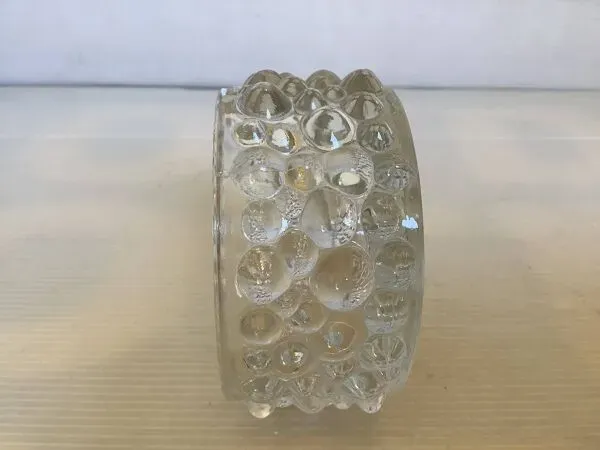 Illustration numéro 2 du produit Vide poche cendrier bubble en verre moulé