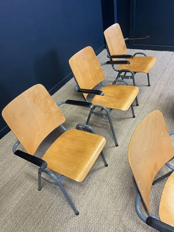 Illustration numéro 2 du produit Lot de 6 fauteuils école dossier haut bois pieds gris anthracite Pays-Bas