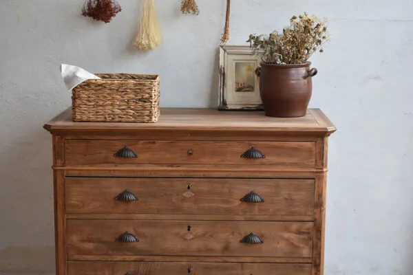 Illustration numéro 2 du produit Commode en chêne