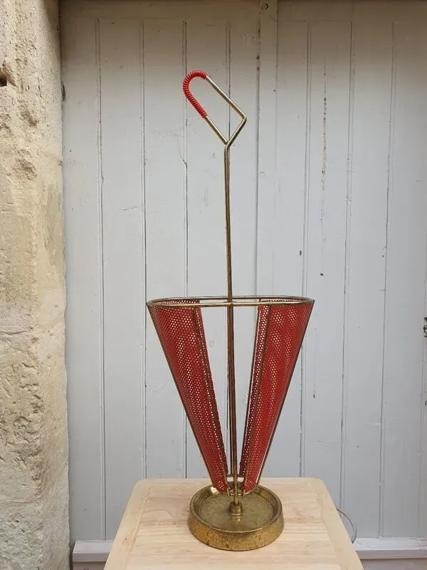 Illustration numéro 2 du produit Porte-parapluie en tôle ajourée et scoubidou