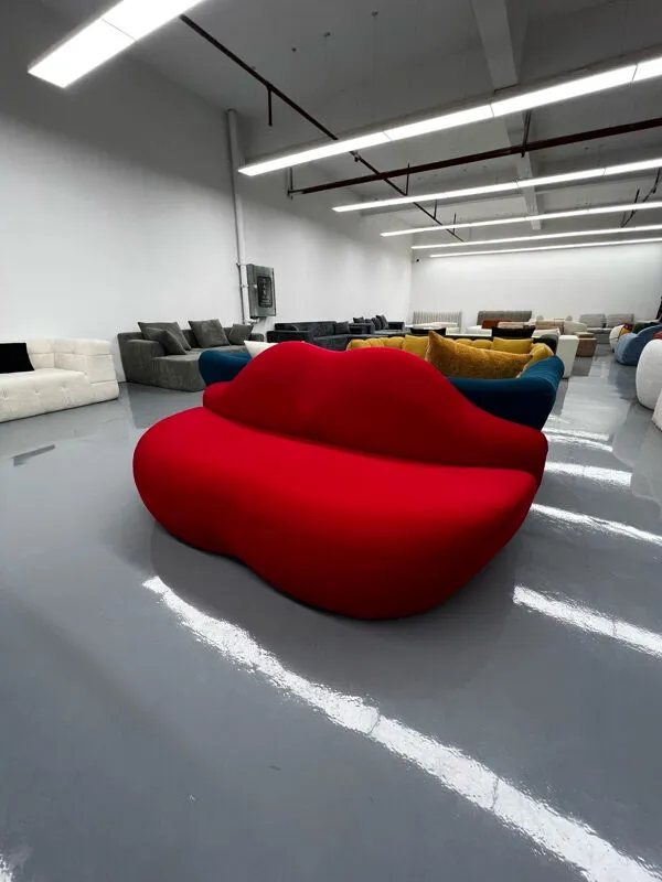 Illustration numéro 2 du produit Canapé ''Bocca'' en velours rouge, Studio 65