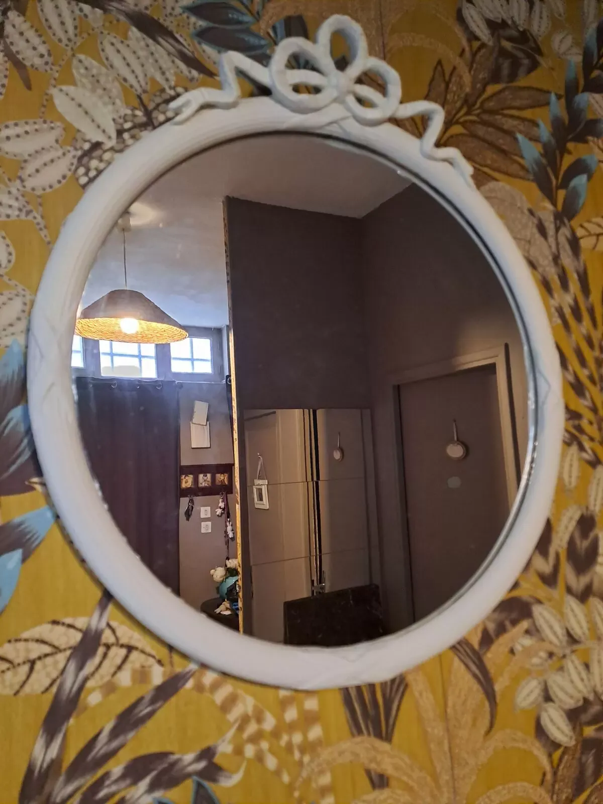 Illustration numéro 2 du produit Miroir rond en bois sculpté avec en haut un ruban formant un noeud coloris crème