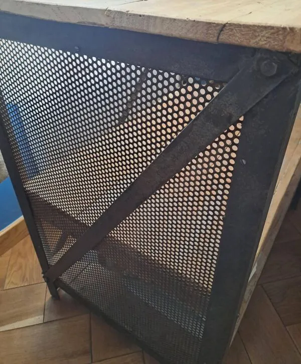 Illustration numéro 2 du produit Meuble de décoration type industriel. visible dans la série Le Baron noir