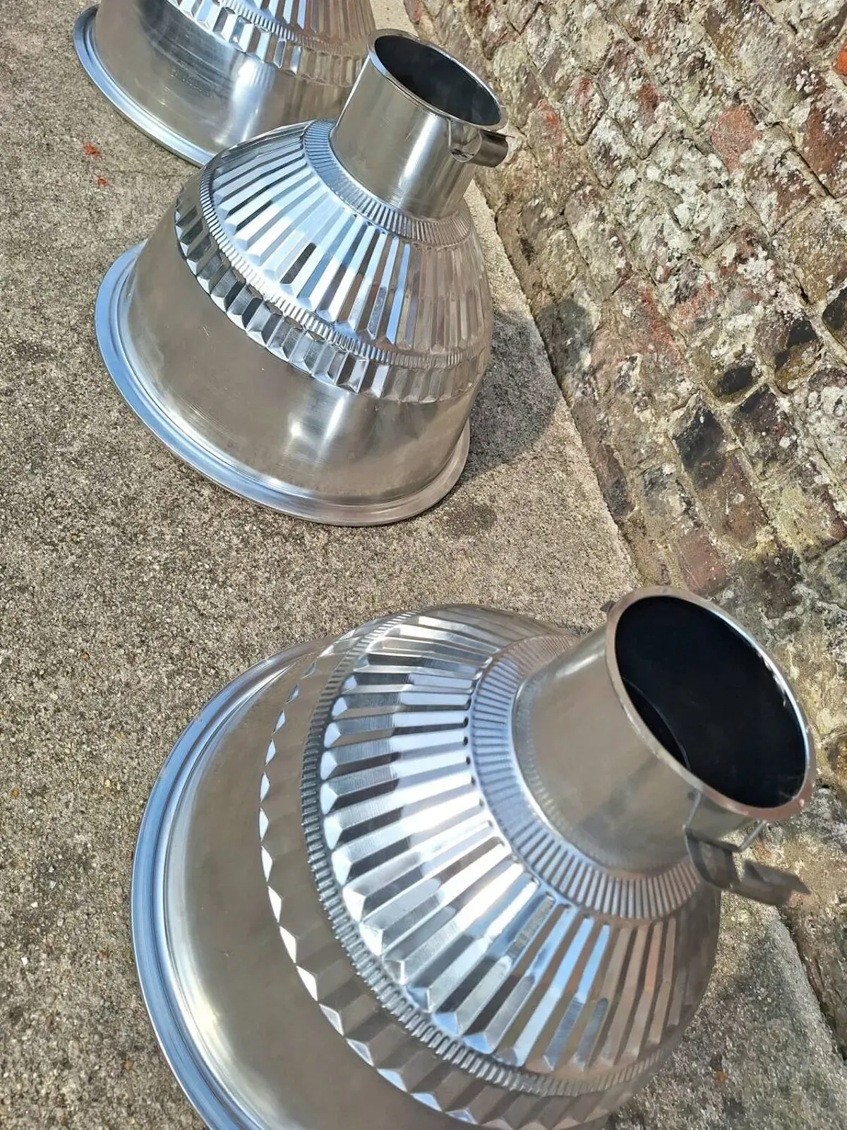 Illustration numéro 2 du produit 3 suspensions industrielles vintage, luminaires anciens d’atelier