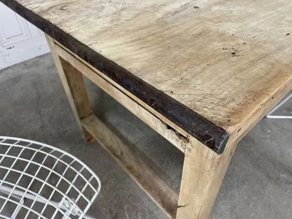 Illustration numéro 2 du produit Table de métier 1880 à tiroirs