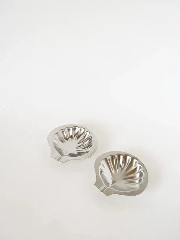 Illustration numéro 2 du produit Paire de vide-poches coquillages en inox, design, 1970