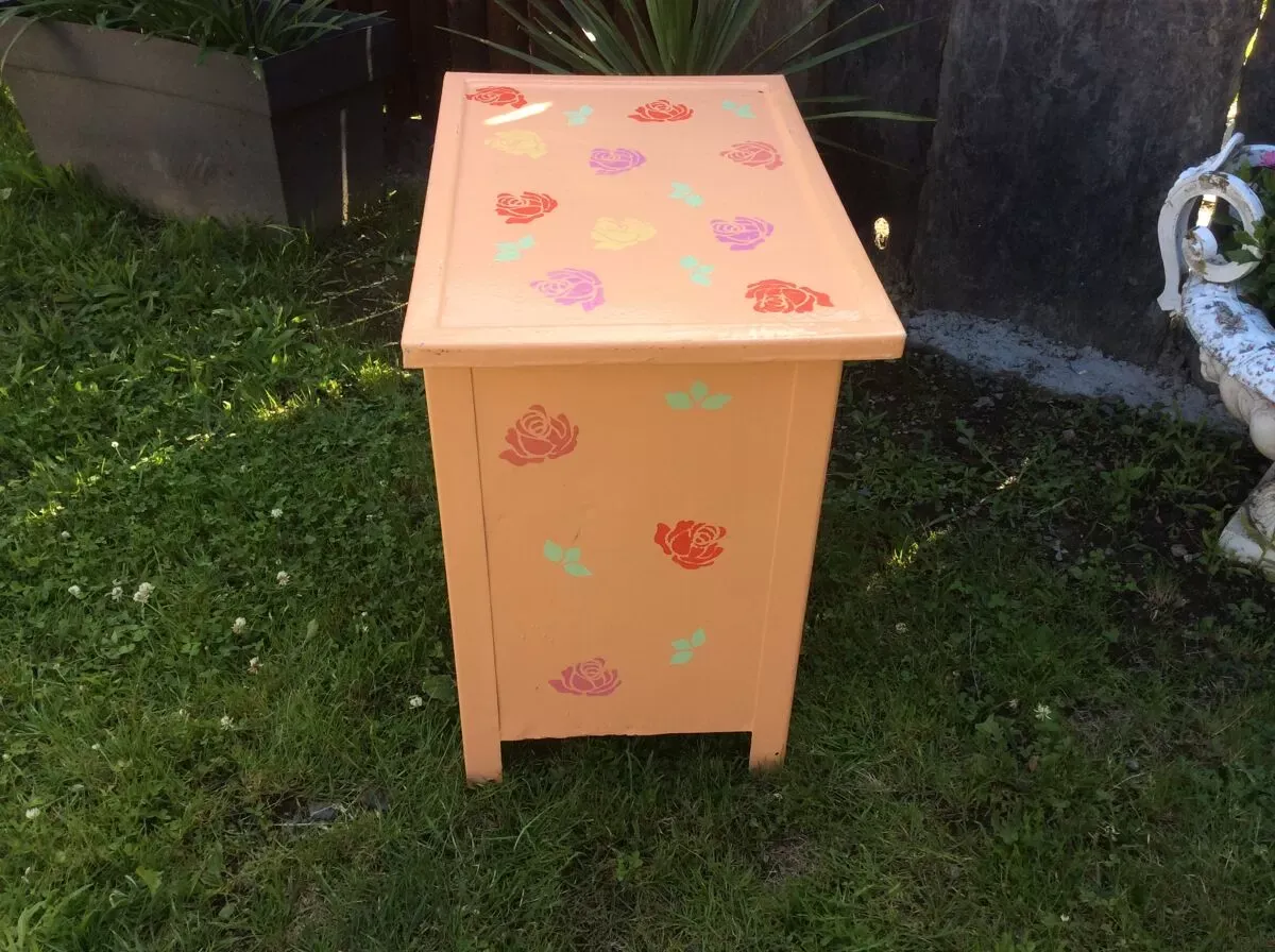 Illustration numéro 2 du produit Buffet vintage à 2 portes en tôle peint