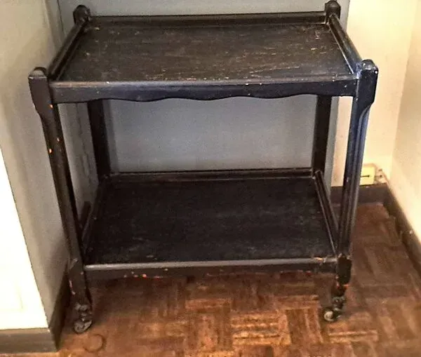 Illustration numéro 2 du produit Desserte, table à roulettes, table d'appoint 1950  bois massif teinté noir