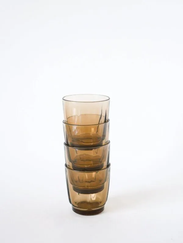 Illustration numéro 2 du produit Lot de 4 verres à eau en verre fumé Duralex, 1970